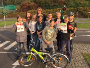 Schülerinnen und Schüler der Klasse 6 bestehen Fahrradführerschein