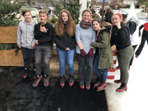 Die 8. Klasse zum Schlittschuhlaufen in Köln
