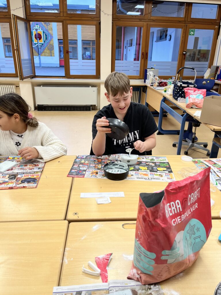 Adventliches Basteln an der Michael-Ende-Schule