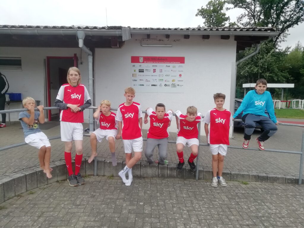 Michael-Ende-Schule nimmt am Regionalentscheid Fußball 2025 in Asbach teil