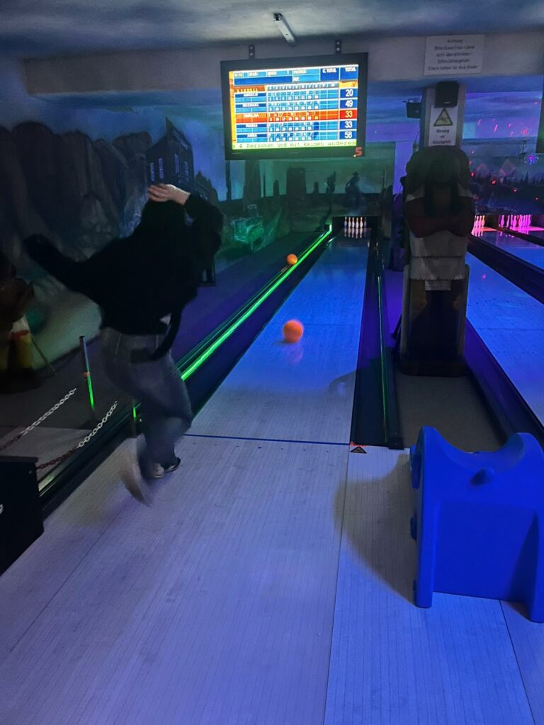 Klasse 6 und 7 beim Bowling