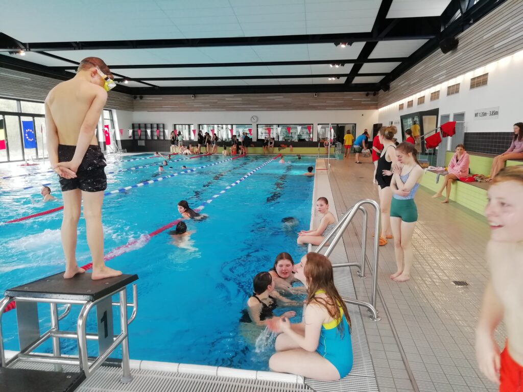 Das Schwimmteam der Michael-Ende-Schule zeigt gute Leistungen bei der Regionalschulmeisterschaft Schwimmen 2026 in Betzdorf