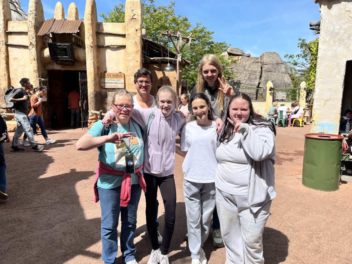 Viel Spaß und ganz viel Wasser - Die Klasse 9 im Phantasialand Viel Spaß und ganz viel Wasser - Die Klasse 9 im Phantasialand