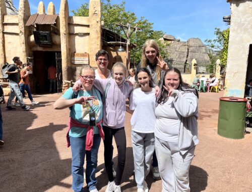 Viel Spaß und ganz viel Wasser - Die Klasse 9 im Phantasialand Viel Spaß und ganz viel Wasser - Die Klasse 9 im Phantasialand