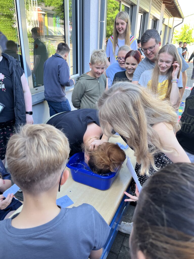 Klasse 9 verabschiedet sich am "Chaostag" von der Schulgemeinschaft